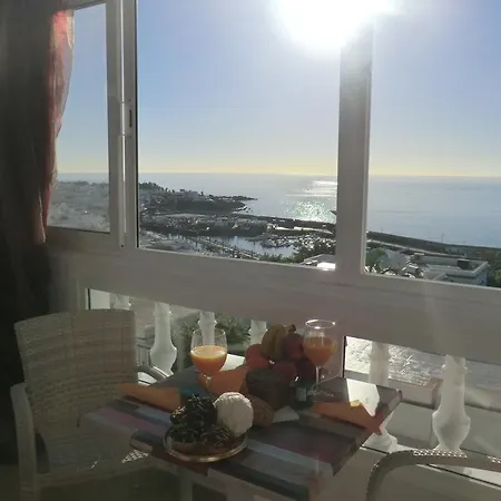 Gina Y Vista Oceano