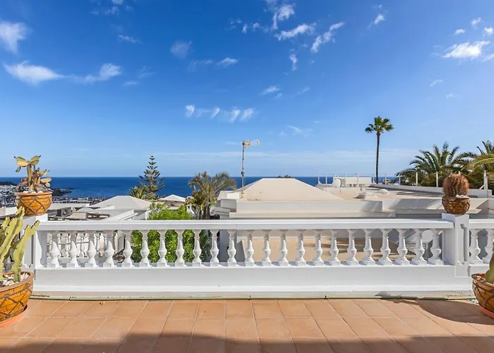 Gina Y Vista Oceano Puerto del Carmen (Lanzarote)